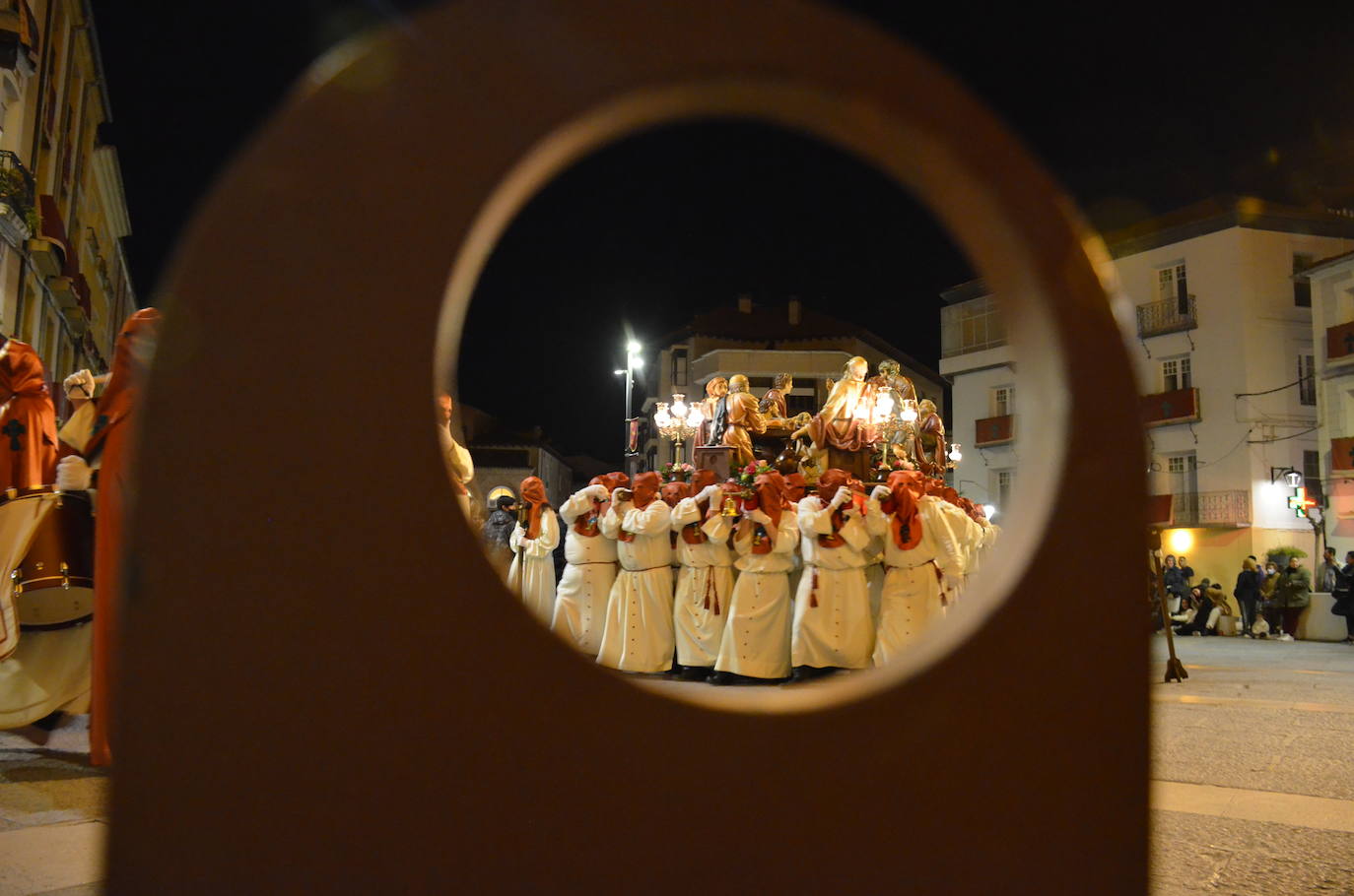 La procesión de la noche de Viernes Santo, con 16 pasos y más de 2.000 personas, llevó a las calles del casco antiguo el patrimonio más preciado y venerado de la Semana Santa calagurritana. 