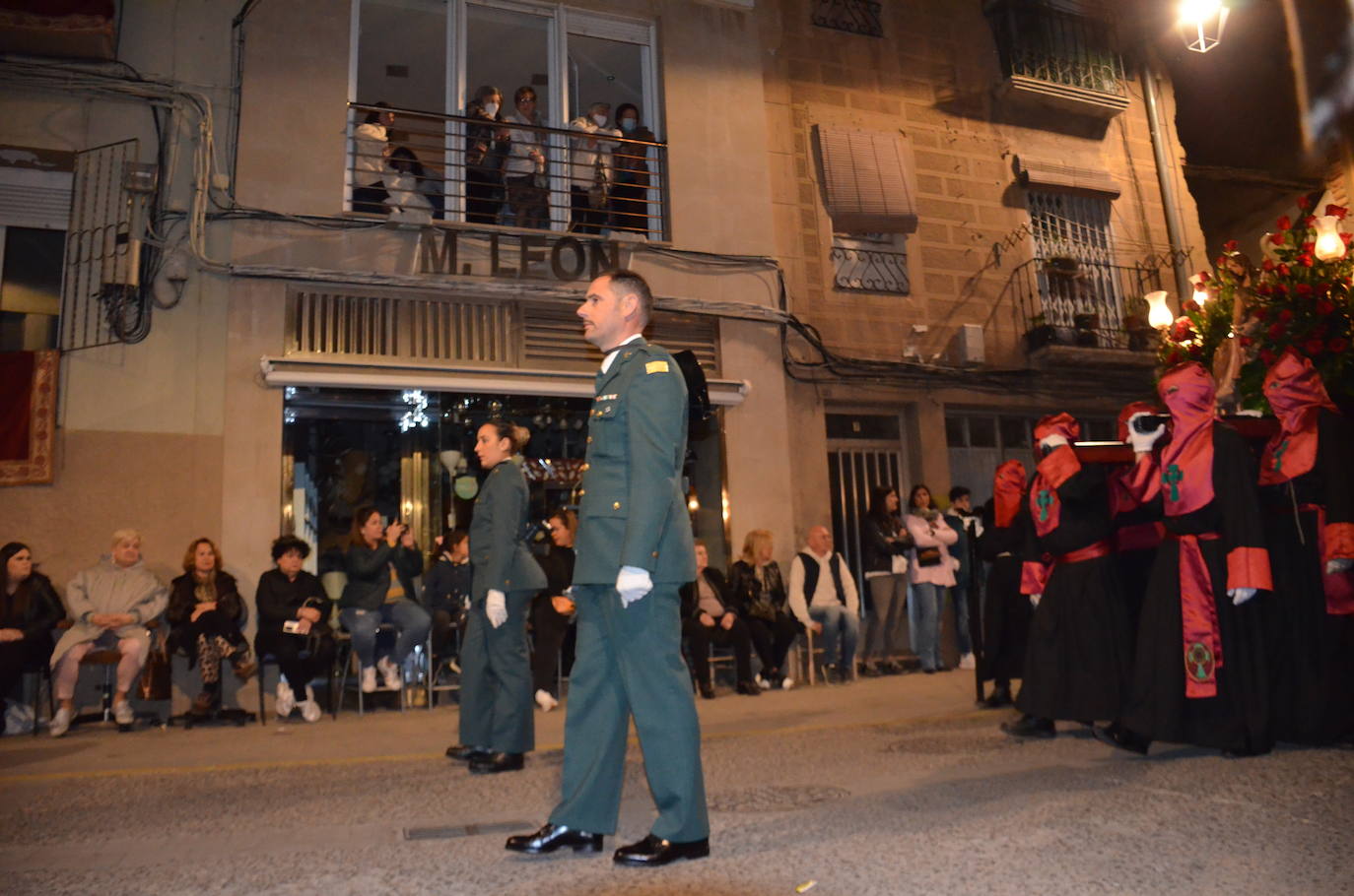 La procesión de la noche de Viernes Santo, con 16 pasos y más de 2.000 personas, llevó a las calles del casco antiguo el patrimonio más preciado y venerado de la Semana Santa calagurritana. 