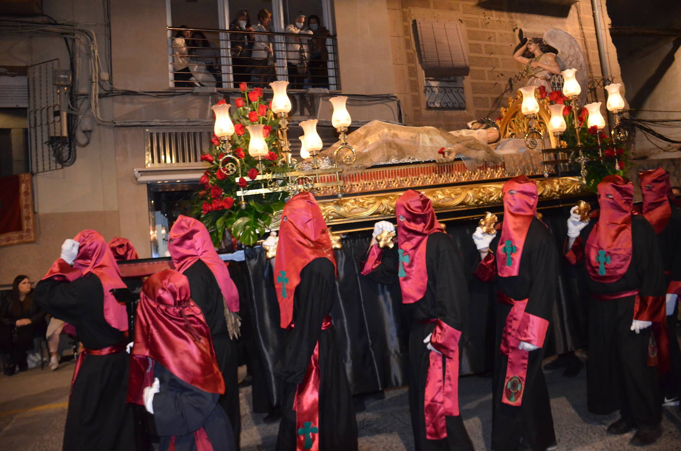 La procesión de la noche de Viernes Santo, con 16 pasos y más de 2.000 personas, llevó a las calles del casco antiguo el patrimonio más preciado y venerado de la Semana Santa calagurritana. 