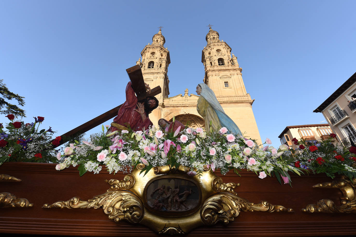 Once pasos recorrieron las calles del Casco Antiguo de Logroño, donde se congregó numeroso público con ganas de recuperar la tradición.