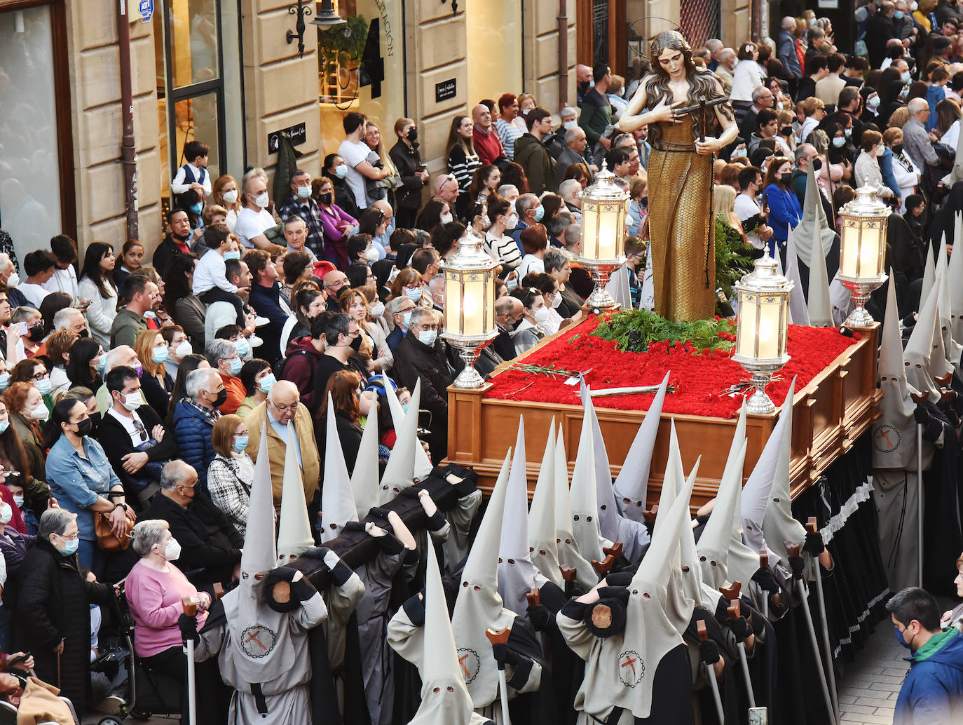 Once pasos recorrieron las calles del Casco Antiguo de Logroño, donde se congregó numeroso público con ganas de recuperar la tradición.