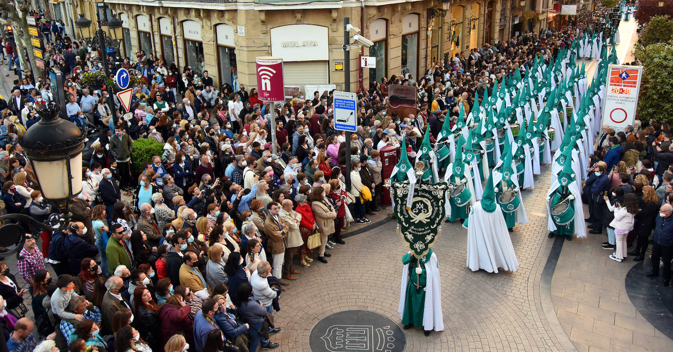 Once pasos recorrieron las calles del Casco Antiguo de Logroño, donde se congregó numeroso público con ganas de recuperar la tradición.