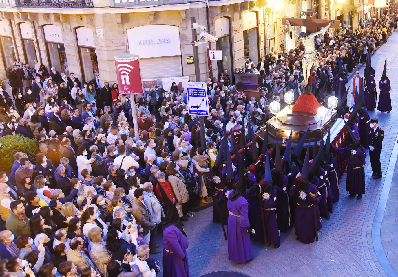 Once pasos recorrieron las calles del Casco Antiguo de Logroño, donde se congregó numeroso público con ganas de recuperar la tradición.