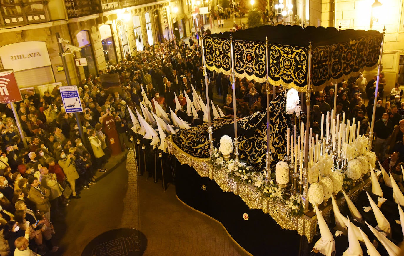 Once pasos recorrieron las calles del Casco Antiguo de Logroño, donde se congregó numeroso público con ganas de recuperar la tradición.