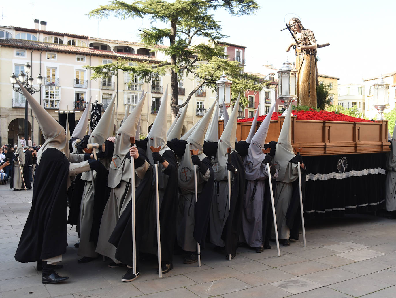 Once pasos recorrieron las calles del Casco Antiguo de Logroño, donde se congregó numeroso público con ganas de recuperar la tradición.