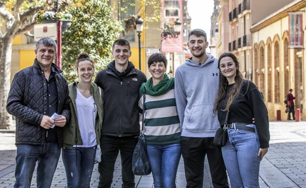  Joana y Francesc, junto al resto de miembros de su familia. 