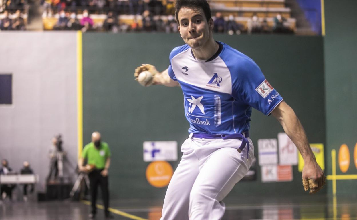 Darío golpea la pelota con la derecha en su partido contra Elezkano, en el Adarraga. 
