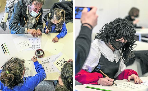 Una familia dibuja con tinta letras capitulares. a la derecha, Libertad practica el abecedario medieval con un cálamo. 