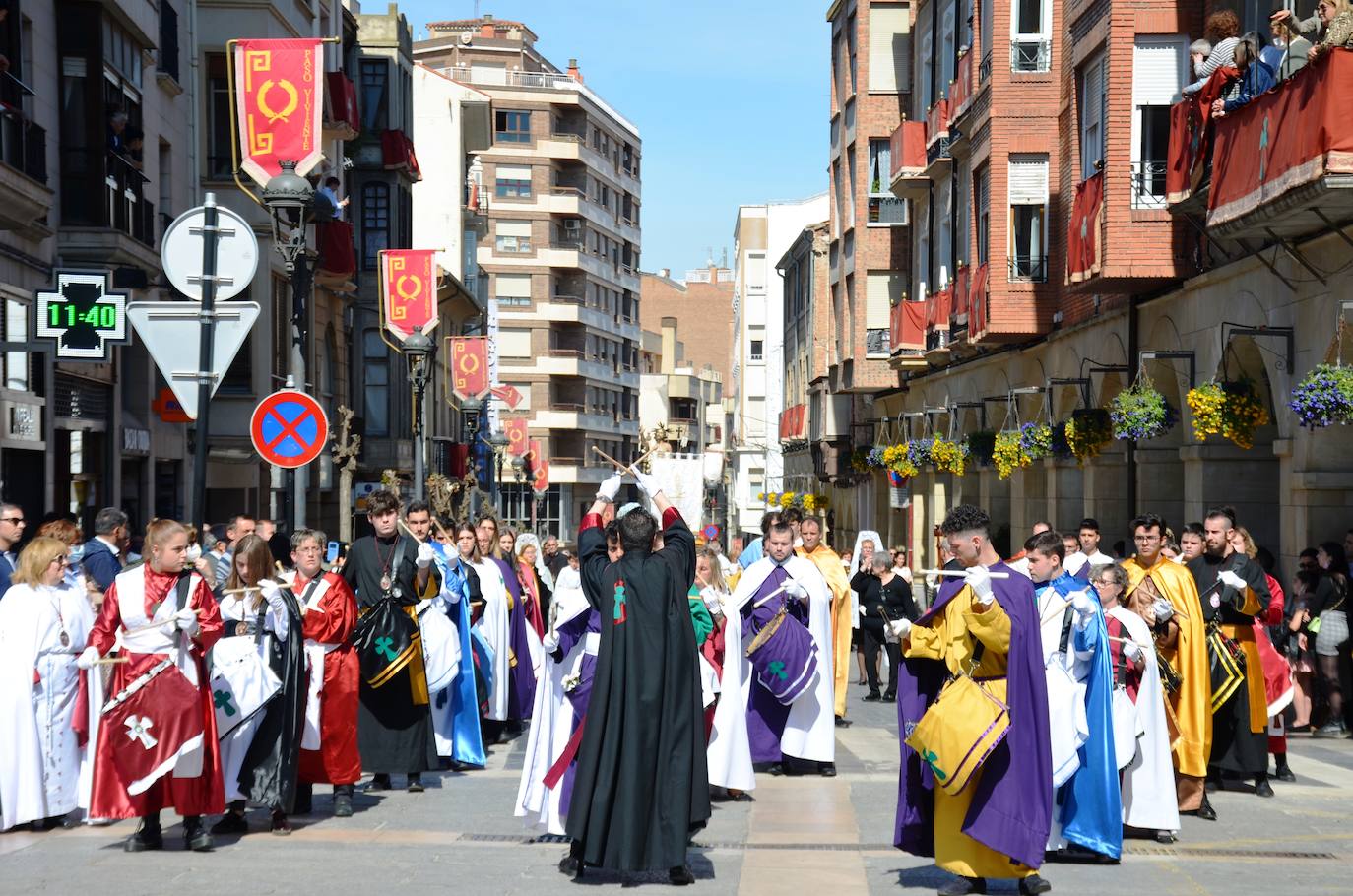 El encuentro entre Cristo Resucitado y la Virgen Gloriosa, en una plaza del Raso repleta de público, ha puesto el broche de oro de a la Semana Santa calagurritana. 