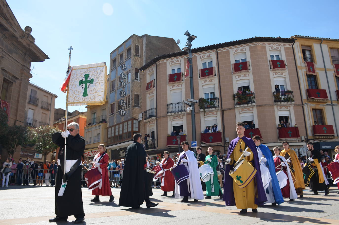 El encuentro entre Cristo Resucitado y la Virgen Gloriosa, en una plaza del Raso repleta de público, ha puesto el broche de oro de a la Semana Santa calagurritana. 