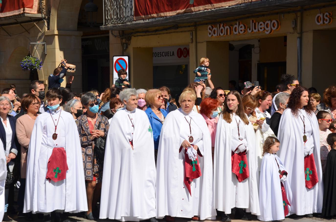 El encuentro entre Cristo Resucitado y la Virgen Gloriosa, en una plaza del Raso repleta de público, ha puesto el broche de oro de a la Semana Santa calagurritana. 