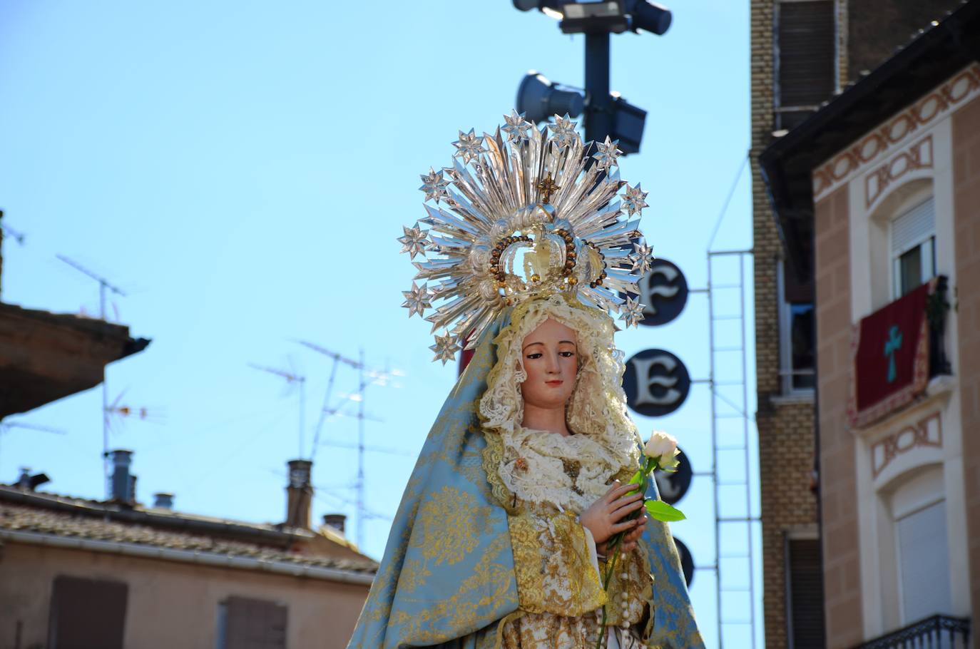 El encuentro entre Cristo Resucitado y la Virgen Gloriosa, en una plaza del Raso repleta de público, ha puesto el broche de oro de a la Semana Santa calagurritana. 