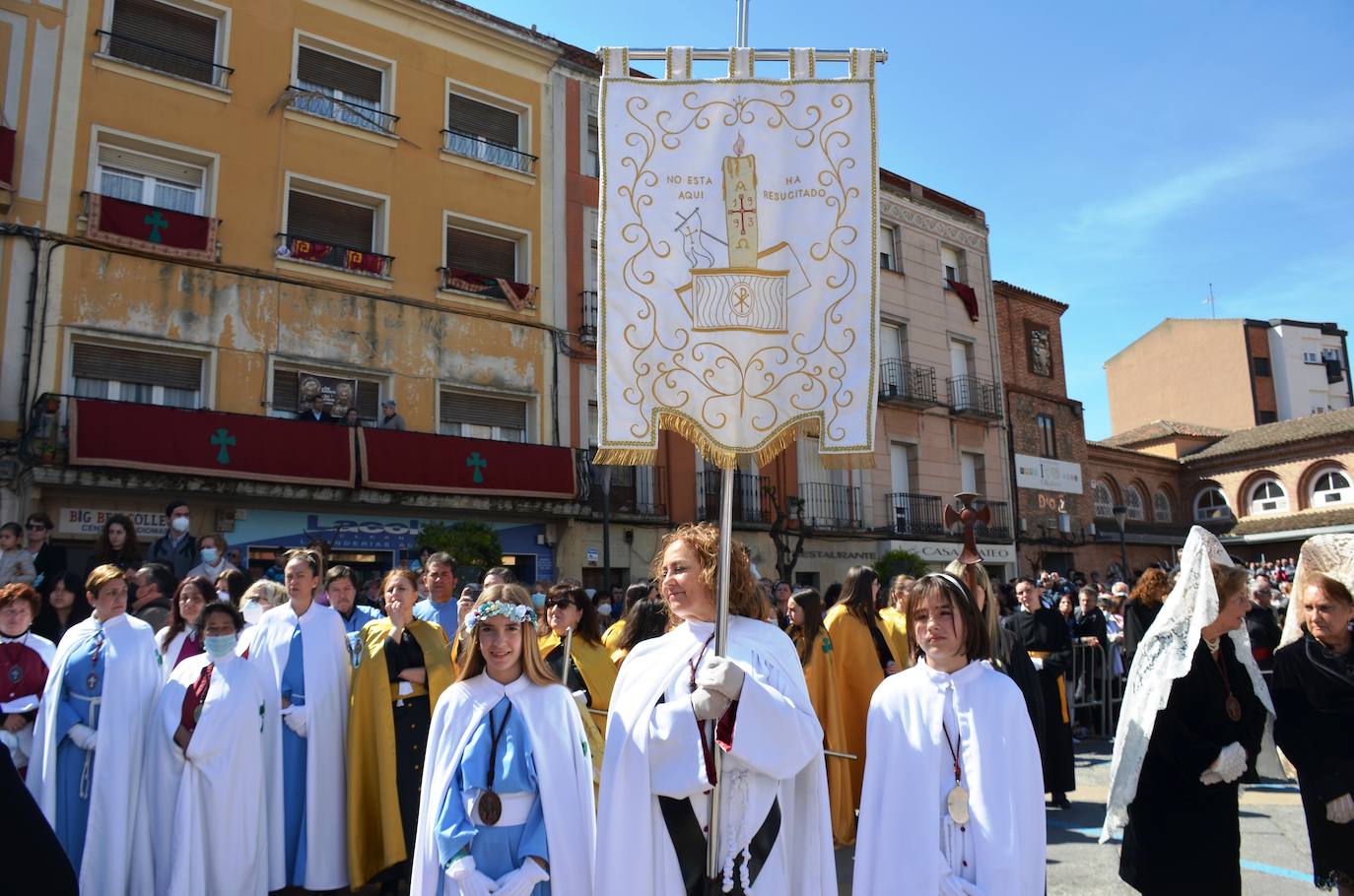 El encuentro entre Cristo Resucitado y la Virgen Gloriosa, en una plaza del Raso repleta de público, ha puesto el broche de oro de a la Semana Santa calagurritana. 