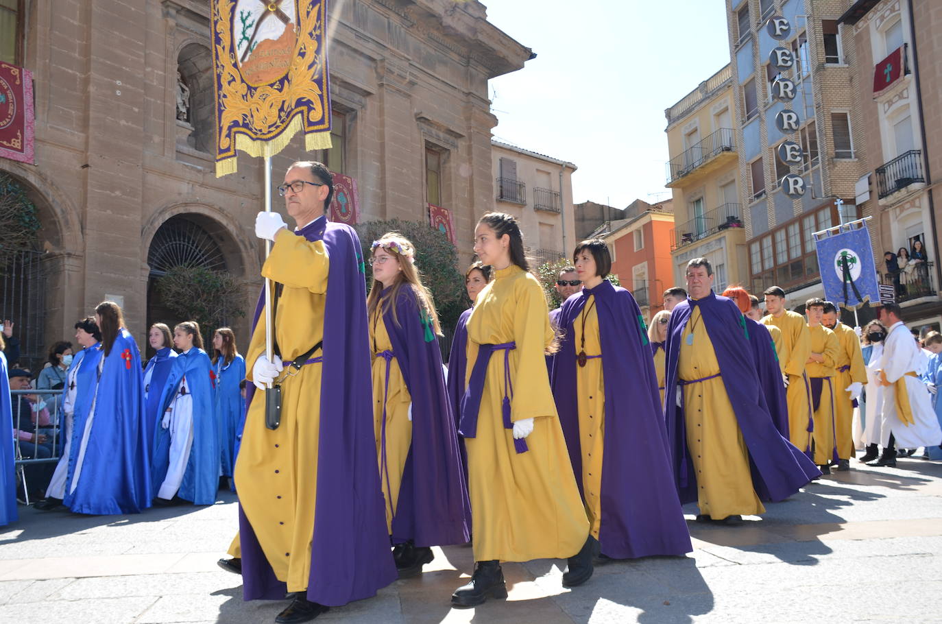 El encuentro entre Cristo Resucitado y la Virgen Gloriosa, en una plaza del Raso repleta de público, ha puesto el broche de oro de a la Semana Santa calagurritana. 