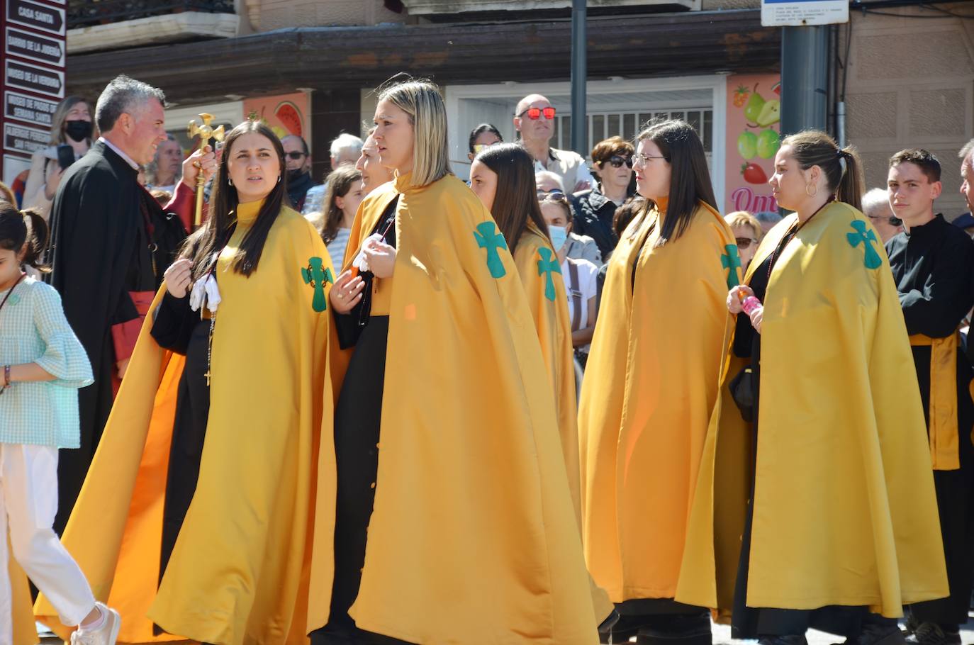 El encuentro entre Cristo Resucitado y la Virgen Gloriosa, en una plaza del Raso repleta de público, ha puesto el broche de oro de a la Semana Santa calagurritana. 