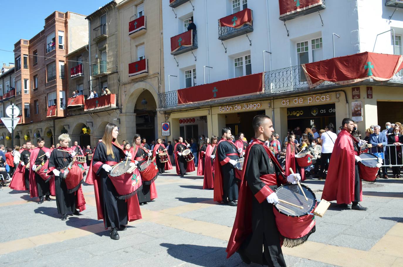 El encuentro entre Cristo Resucitado y la Virgen Gloriosa, en una plaza del Raso repleta de público, ha puesto el broche de oro de a la Semana Santa calagurritana. 