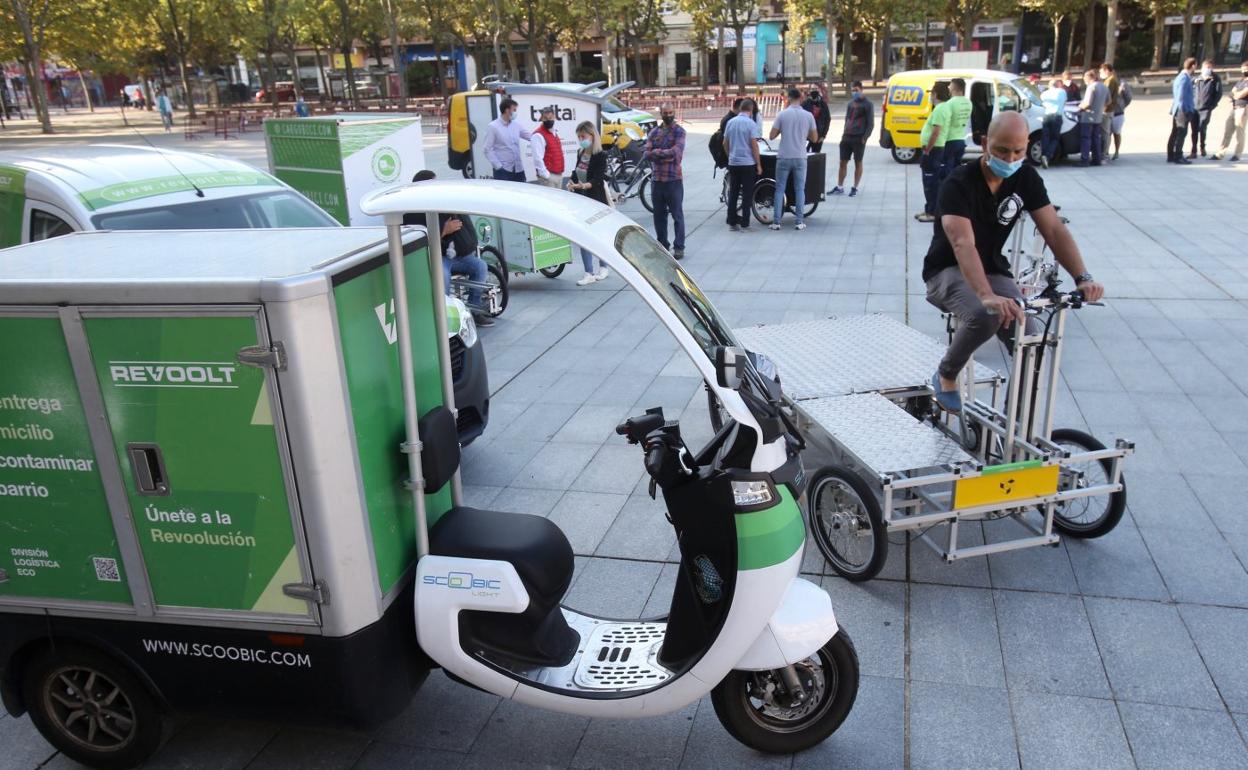 Muestra de vehículos de reparto de proximidad exhibidos en una iniciativa anterior en pro del uso de la bicicleta. 