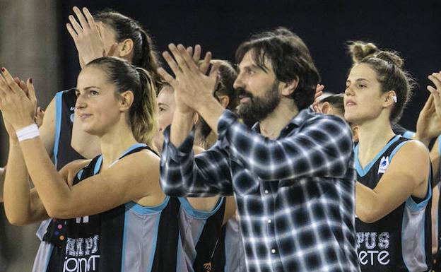 Aneas y sus jugadoras aplauden al público tras un partido.