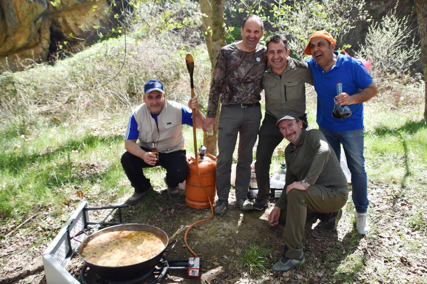 El prado de Clunia de Aguilar se llenó de familias y cuadrillas disfrutando juntos del día.