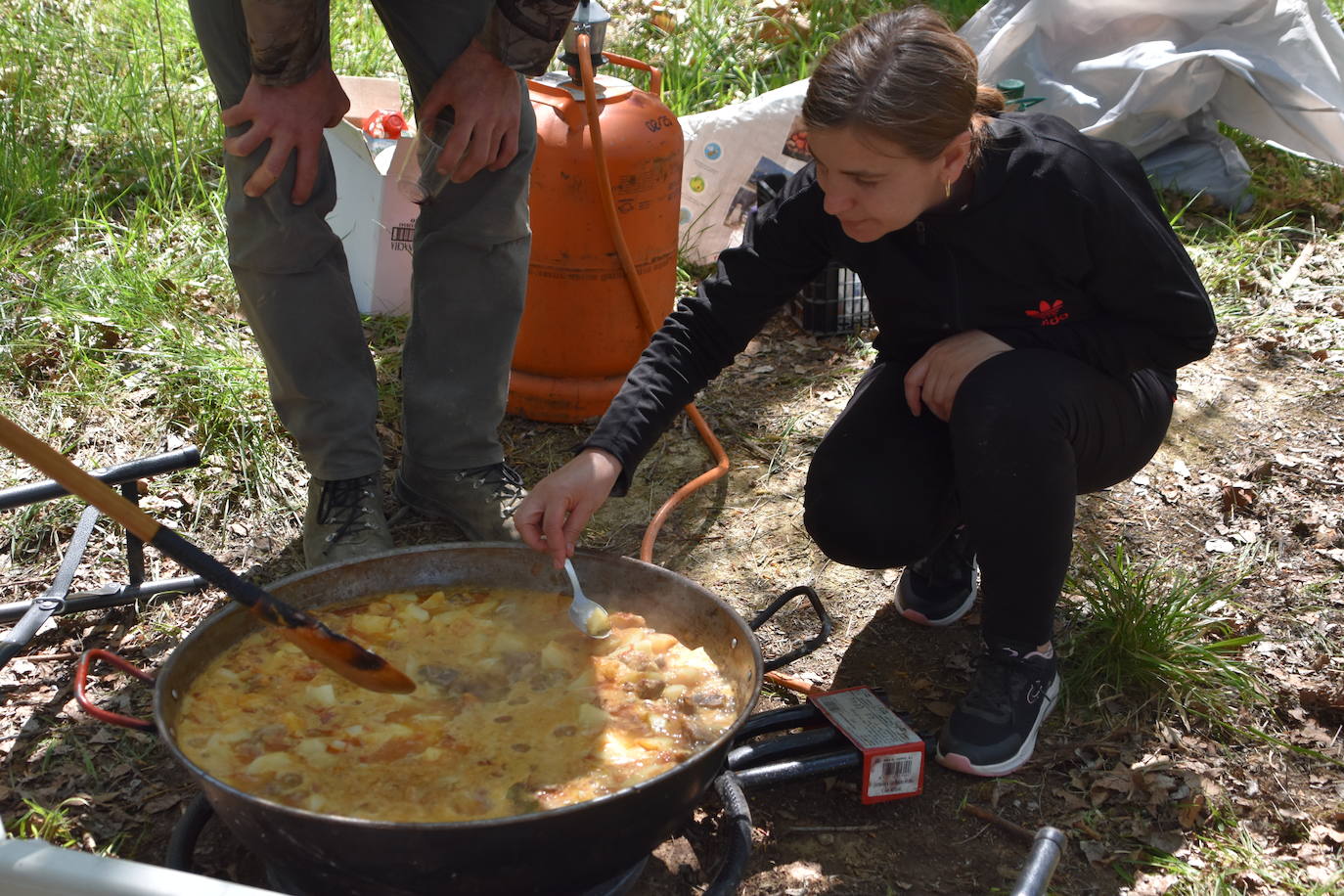 El prado de Clunia de Aguilar se llenó de familias y cuadrillas disfrutando juntos del día.