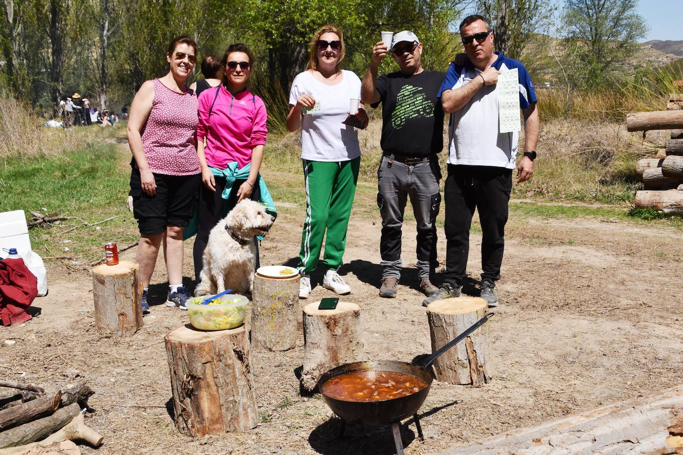 El prado de Clunia de Aguilar se llenó de familias y cuadrillas disfrutando juntos del día.