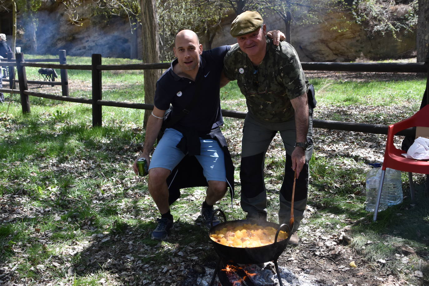 El prado de Clunia de Aguilar se llenó de familias y cuadrillas disfrutando juntos del día.