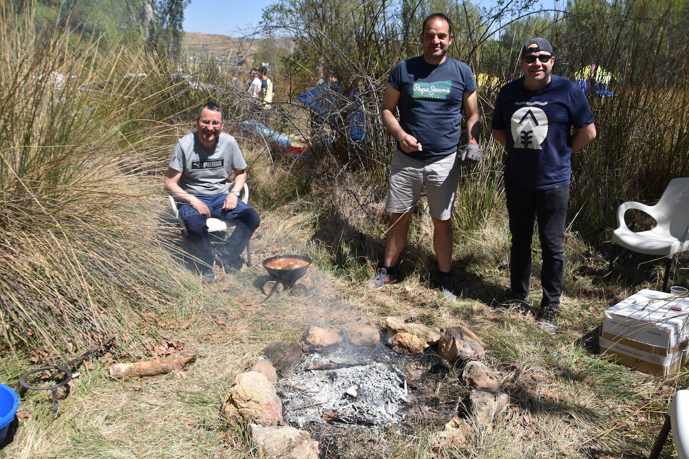 El prado de Clunia de Aguilar se llenó de familias y cuadrillas disfrutando juntos del día.