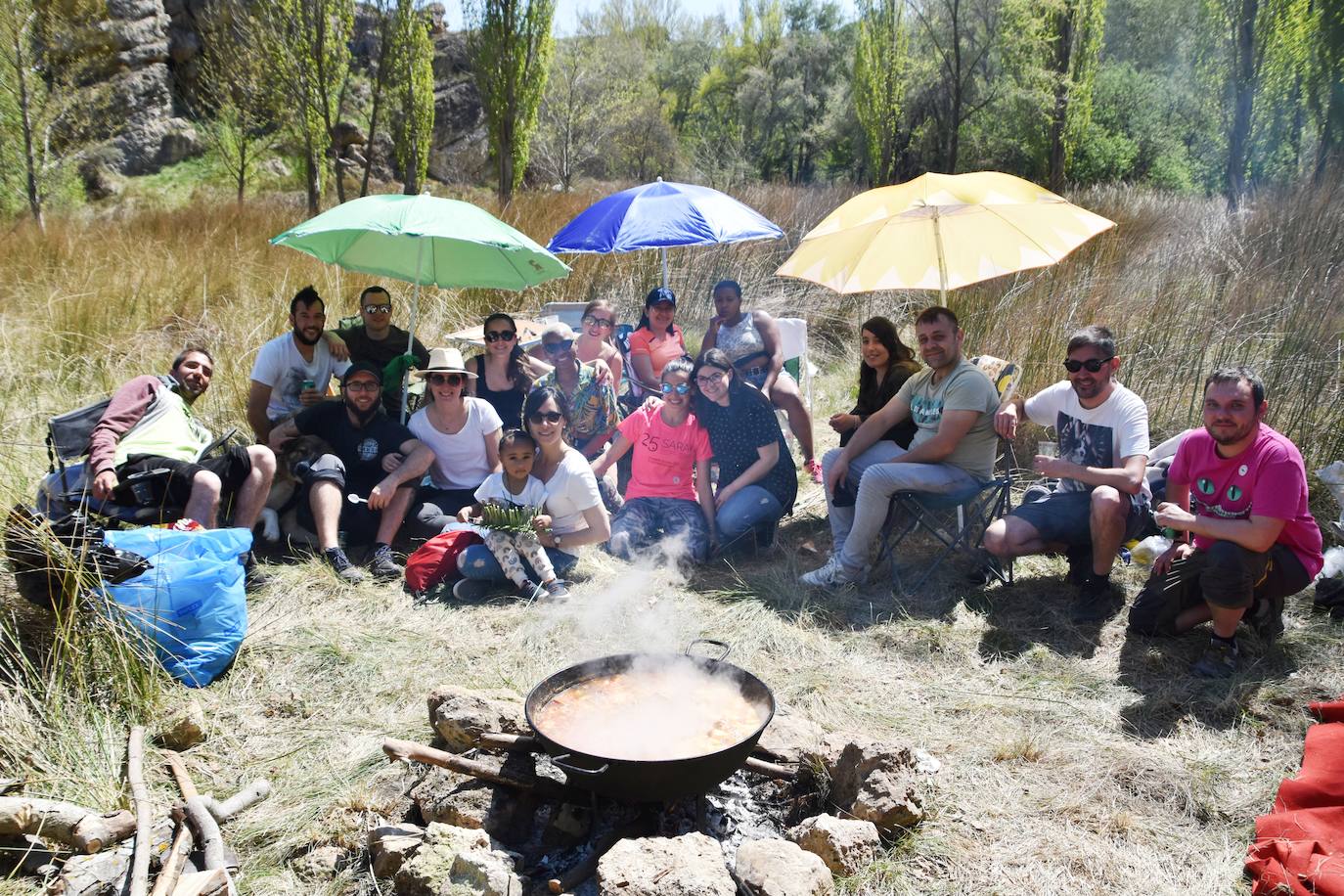 El prado de Clunia de Aguilar se llenó de familias y cuadrillas disfrutando juntos del día.