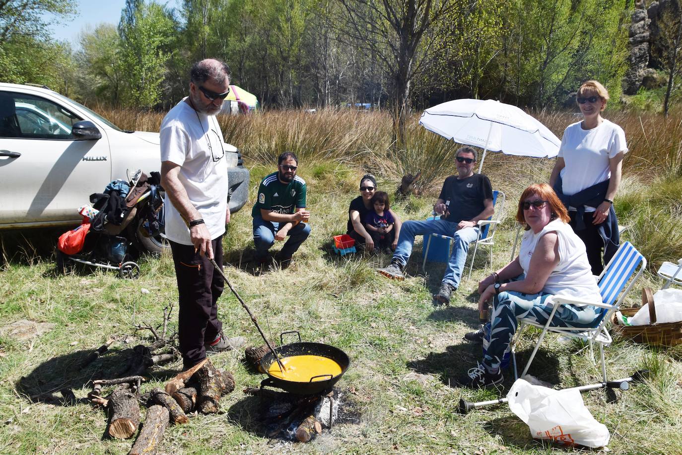 El prado de Clunia de Aguilar se llenó de familias y cuadrillas disfrutando juntos del día.