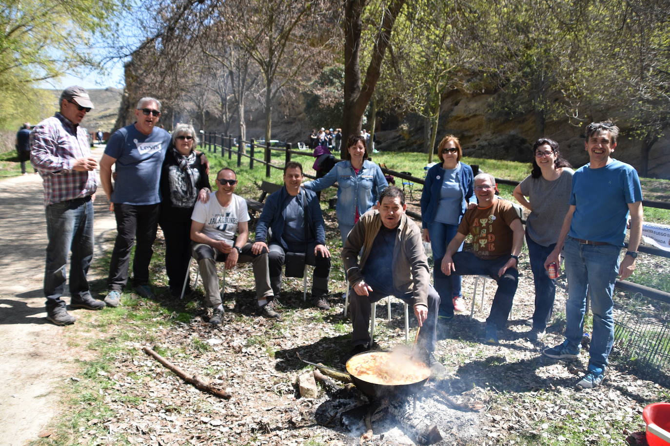 El prado de Clunia de Aguilar se llenó de familias y cuadrillas disfrutando juntos del día.