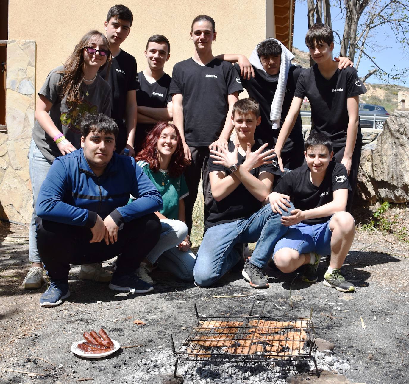 El prado de Clunia de Aguilar se llenó de familias y cuadrillas disfrutando juntos del día.