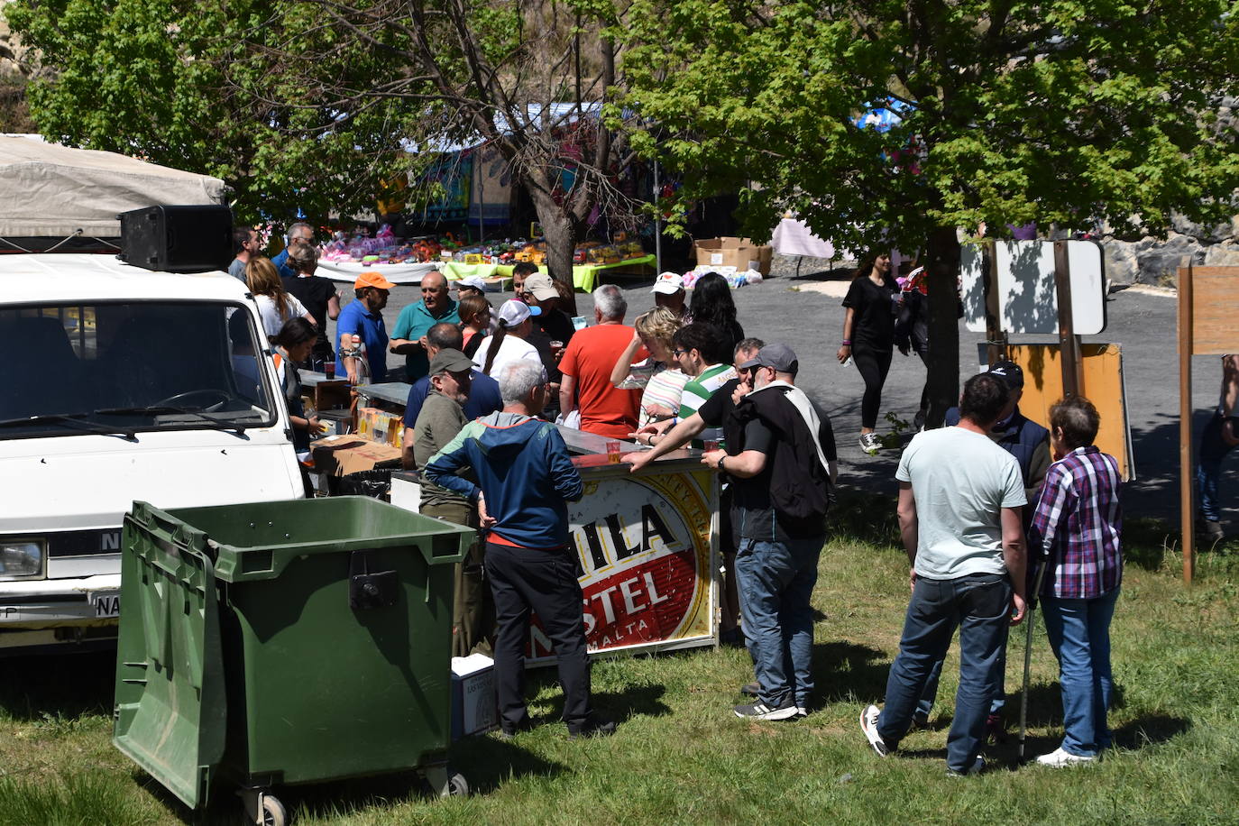 El prado de Clunia de Aguilar se llenó de familias y cuadrillas disfrutando juntos del día.