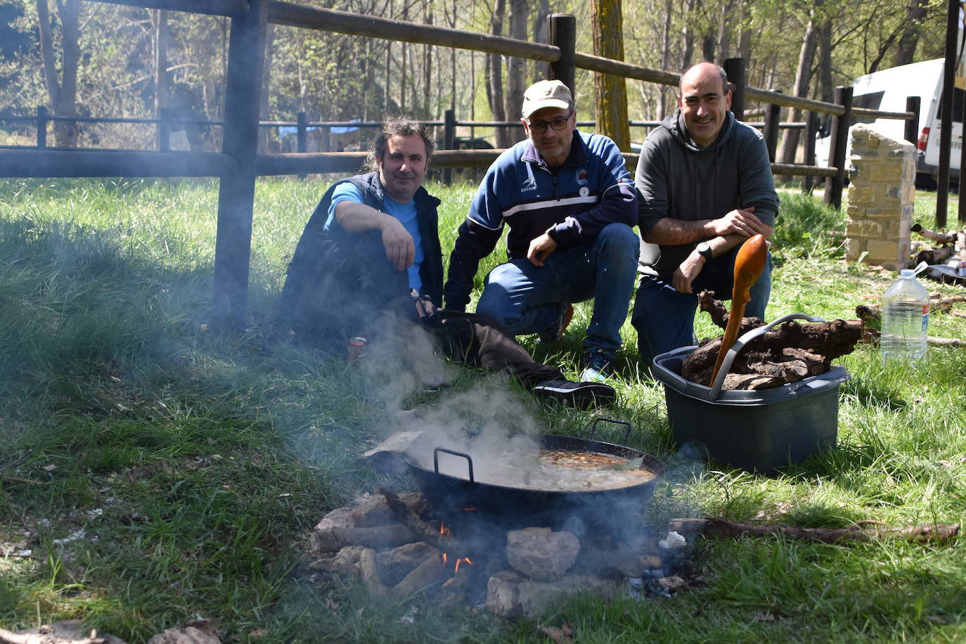 El prado de Clunia de Aguilar se llenó de familias y cuadrillas disfrutando juntos del día.