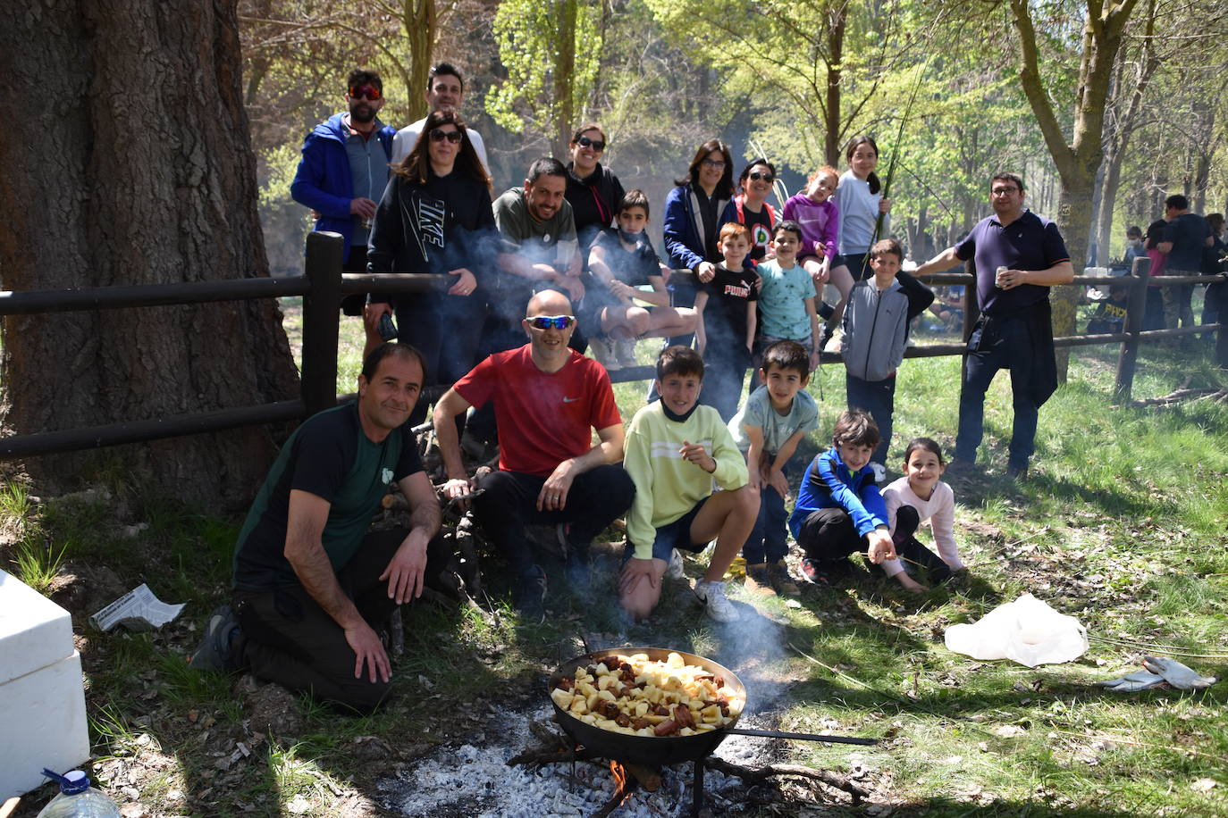 El prado de Clunia de Aguilar se llenó de familias y cuadrillas disfrutando juntos del día.