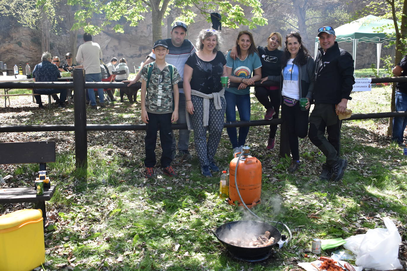 El prado de Clunia de Aguilar se llenó de familias y cuadrillas disfrutando juntos del día.