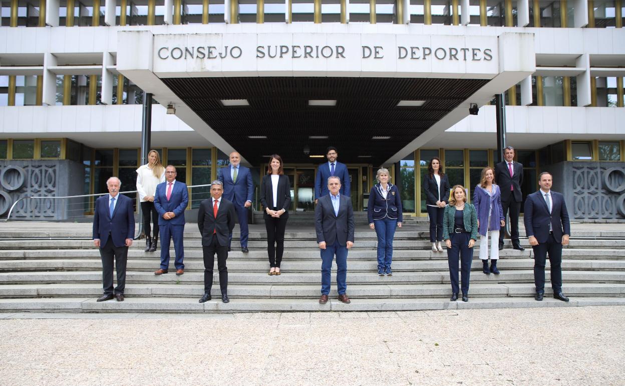 El jurado de los Premios Nacionales del Deporte, a las puertas del CSD. 