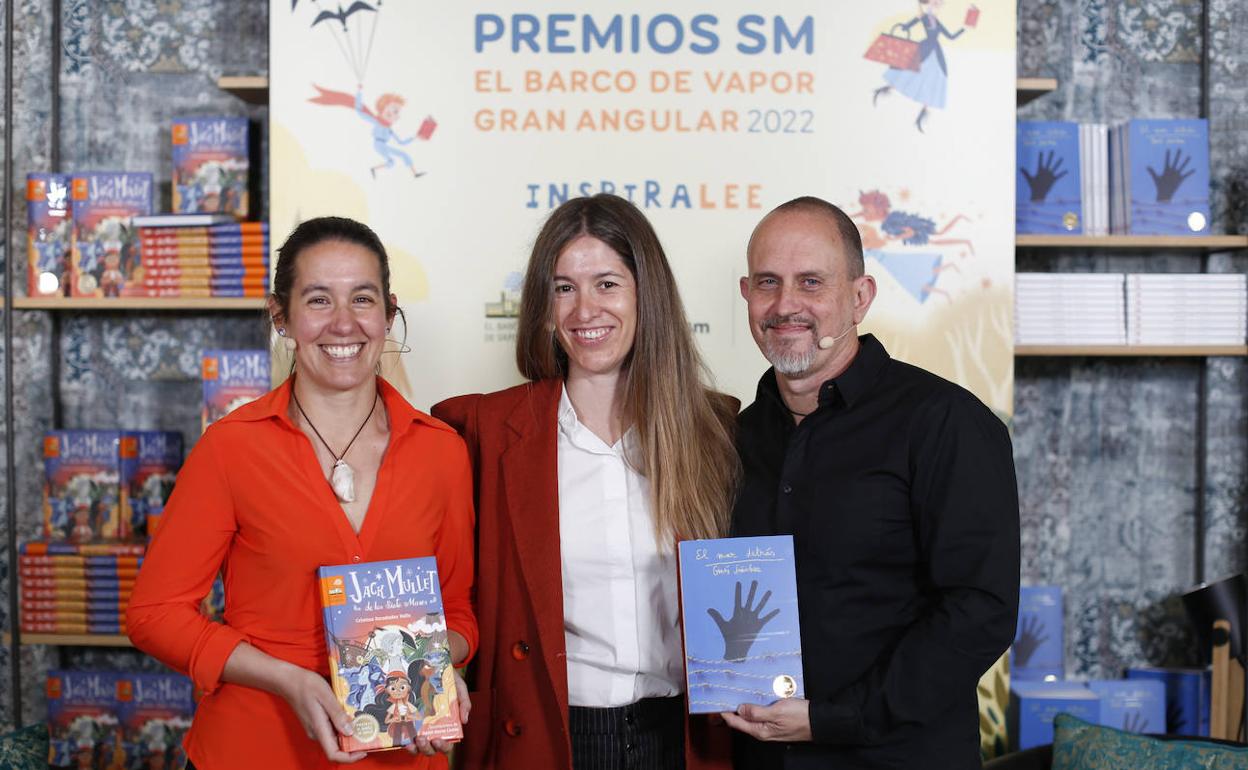 Los ganadores de los Premios SM 2022 junto a Nuria Labari en la librería Taiga de Madrid. 