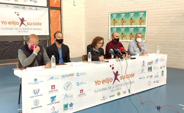 Comparecencia de la Plataforma por la Libertad de Enseñanza de La Rioja, este jueves. 