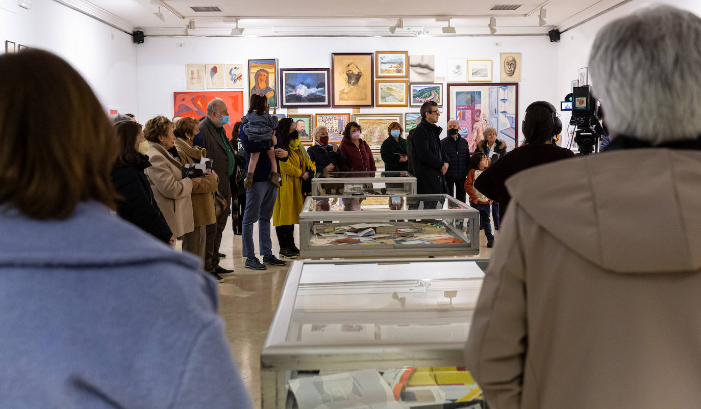 Fotos: Una exposición en la Biblioteca de La Rioja homenajea al poeta y periodista Roberto Iglesias