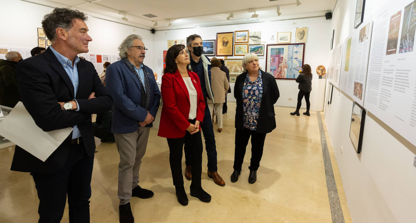 Fotos: Una exposición en la Biblioteca de La Rioja homenajea al poeta y periodista Roberto Iglesias