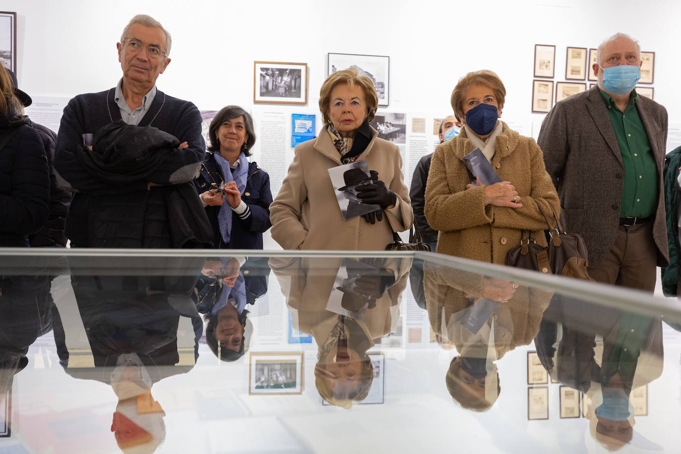 Fotos: Una exposición en la Biblioteca de La Rioja homenajea al poeta y periodista Roberto Iglesias