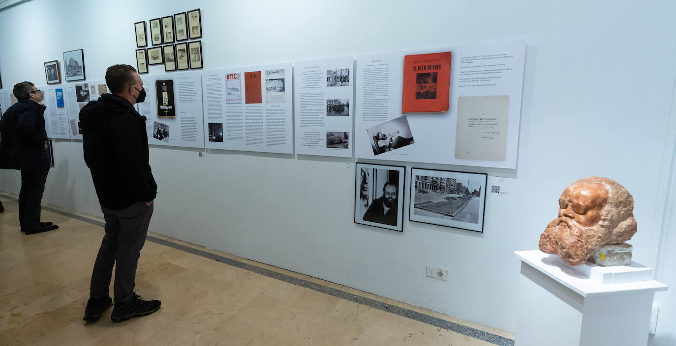 Fotos: Una exposición en la Biblioteca de La Rioja homenajea al poeta y periodista Roberto Iglesias