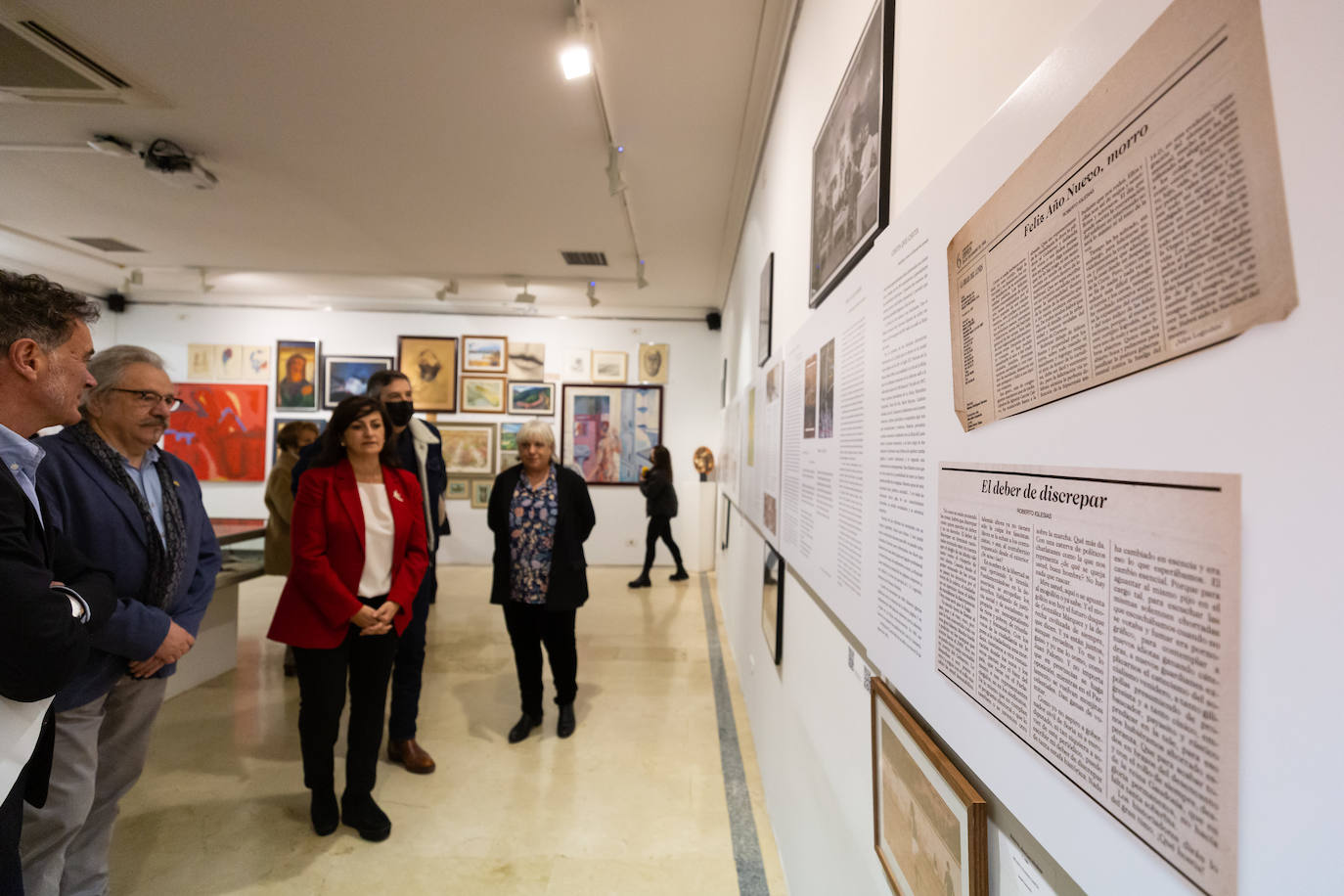 Fotos: Una exposición en la Biblioteca de La Rioja homenajea al poeta y periodista Roberto Iglesias