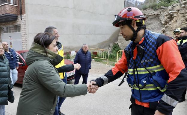 Imagen principal - La presidenta Cocnha Andreu ha acudido al lugar para interesarse por la situación que se está viviendo en la zona y por los vecinos afectados. 
