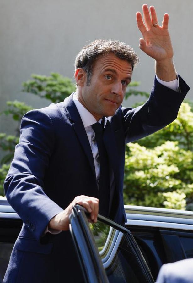 Macron saluda desde el coche oficial tras votar. 