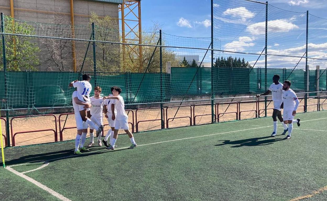 El Balsamaiso mientras celebran un gol de un partido anterior. 