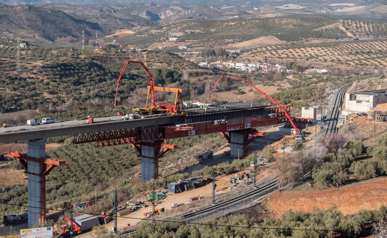 Trabajos de construcción del viaducto de una nueva autovía en Granada.