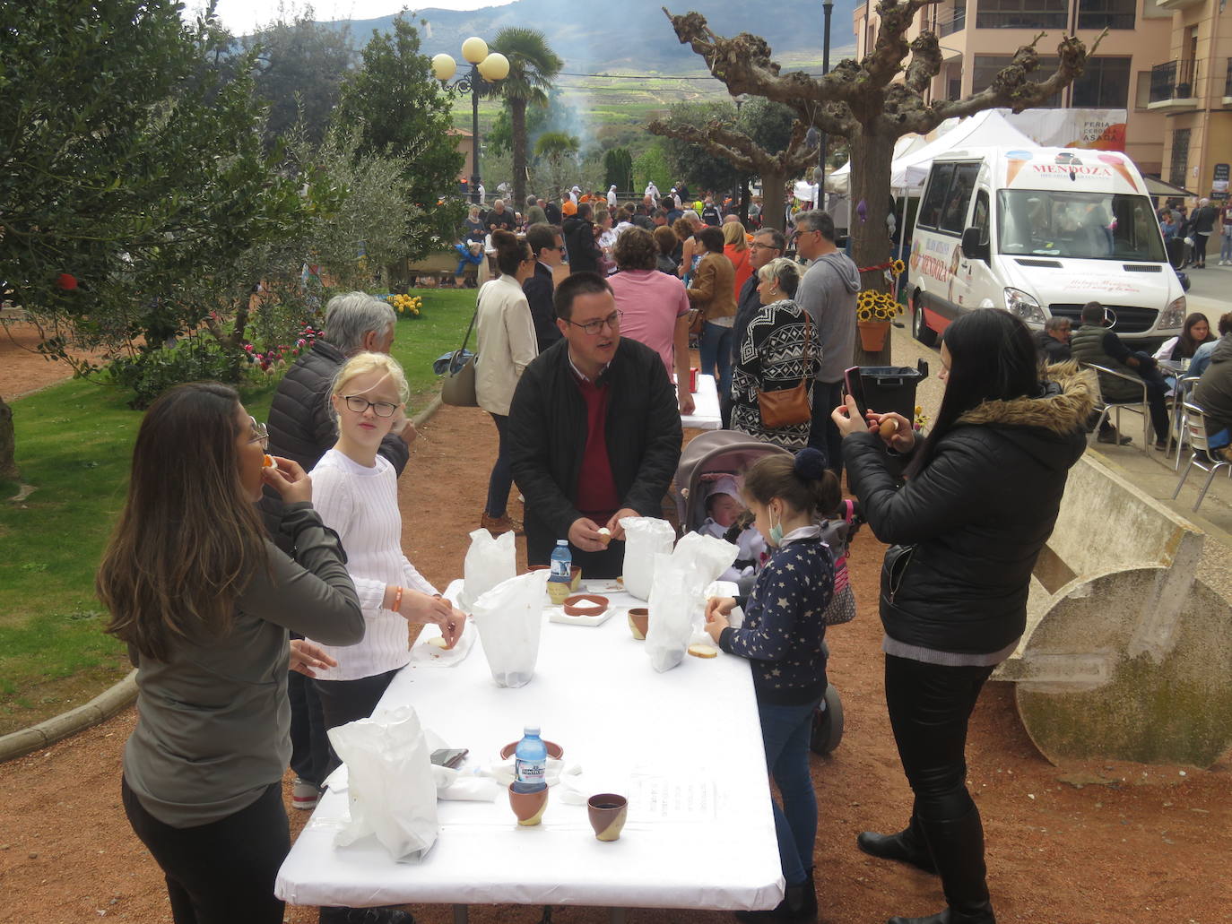 Fotos: Herce reparte 1.300 raciones en la Feria de la Cebolla Asada