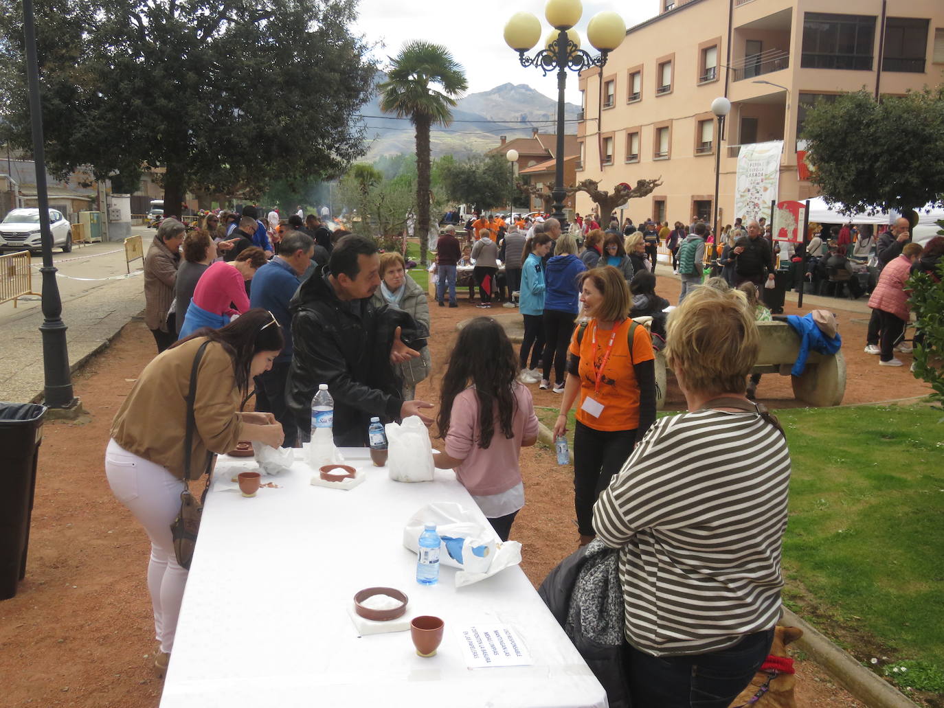 Fotos: Herce reparte 1.300 raciones en la Feria de la Cebolla Asada