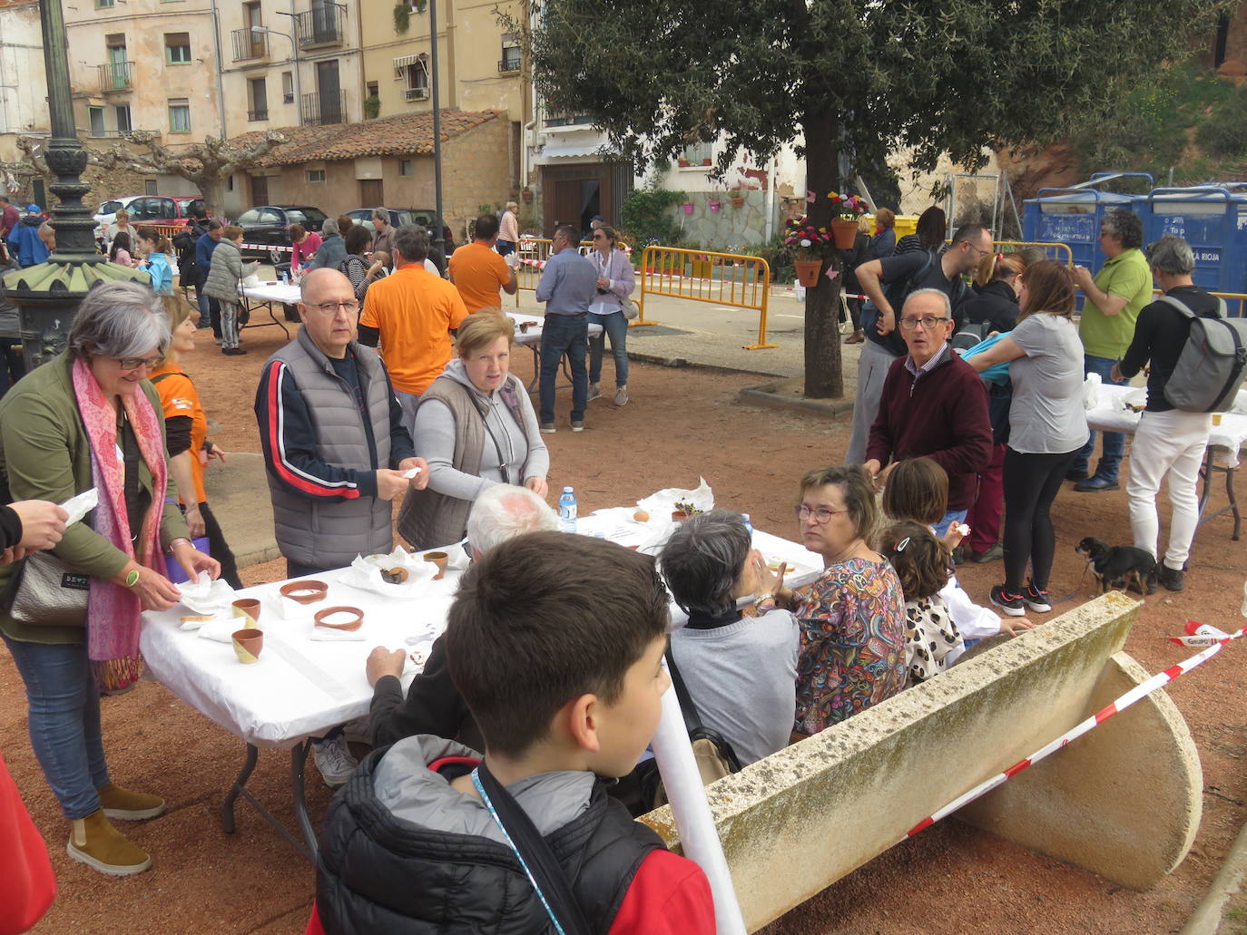 Fotos: Herce reparte 1.300 raciones en la Feria de la Cebolla Asada